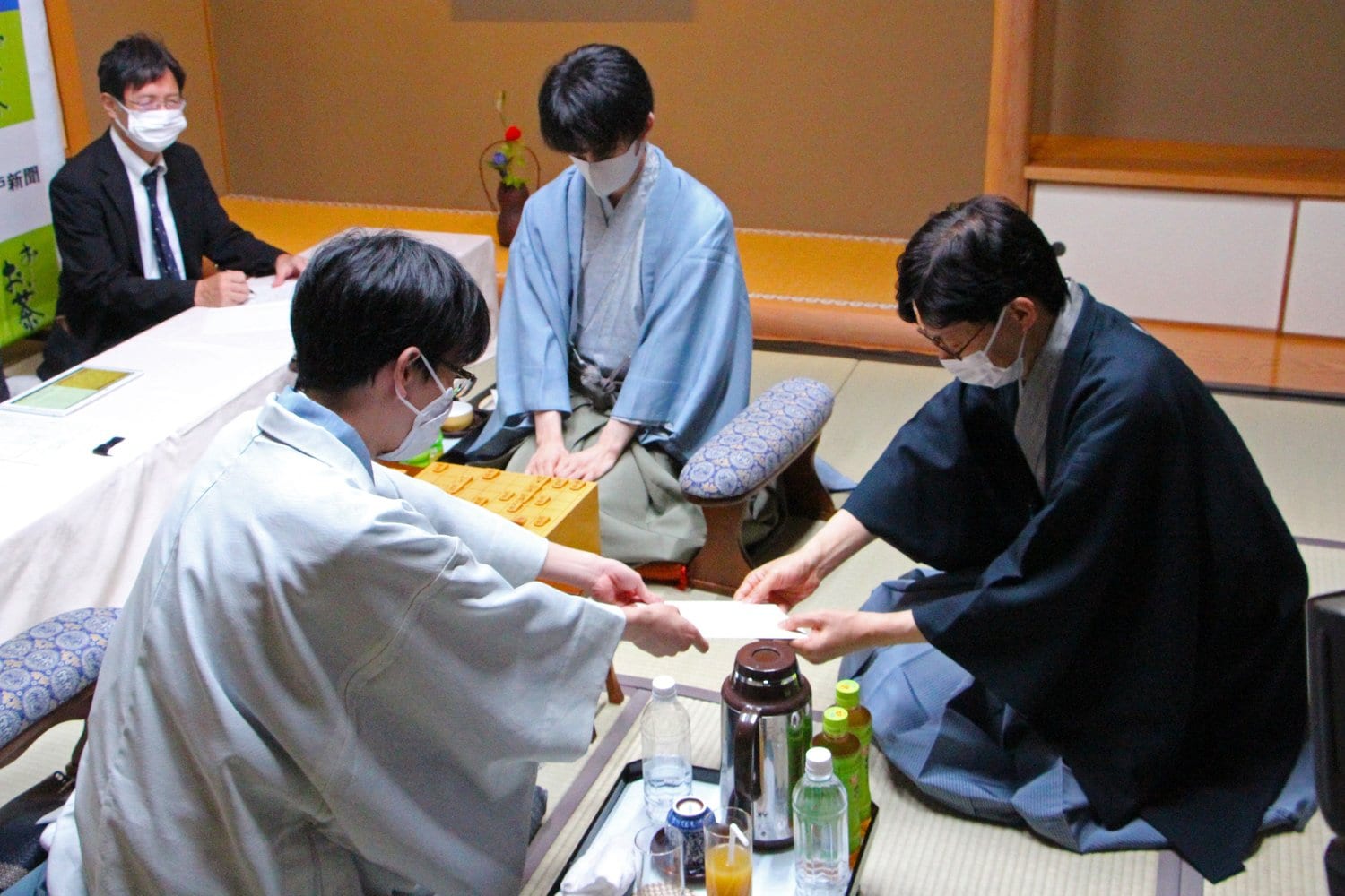 王位戦第3局での2人　Ⓒ日本将棋連盟