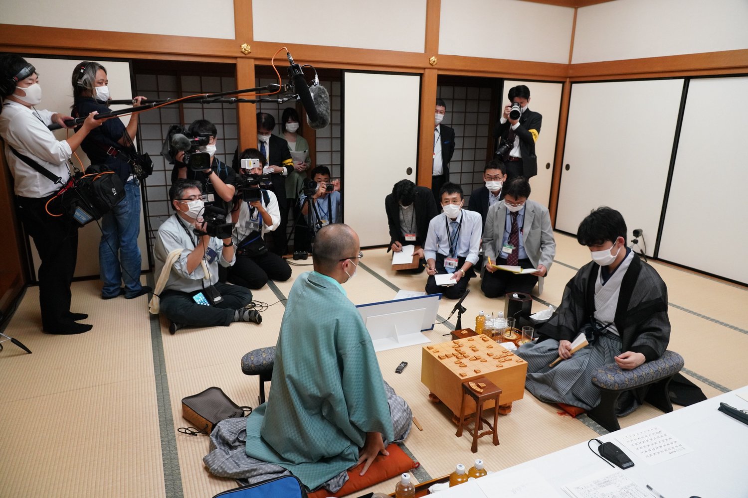 2020年7月16日、渡辺明棋聖を破り、17歳11カ月でタイトルを獲得　©日本将棋連盟