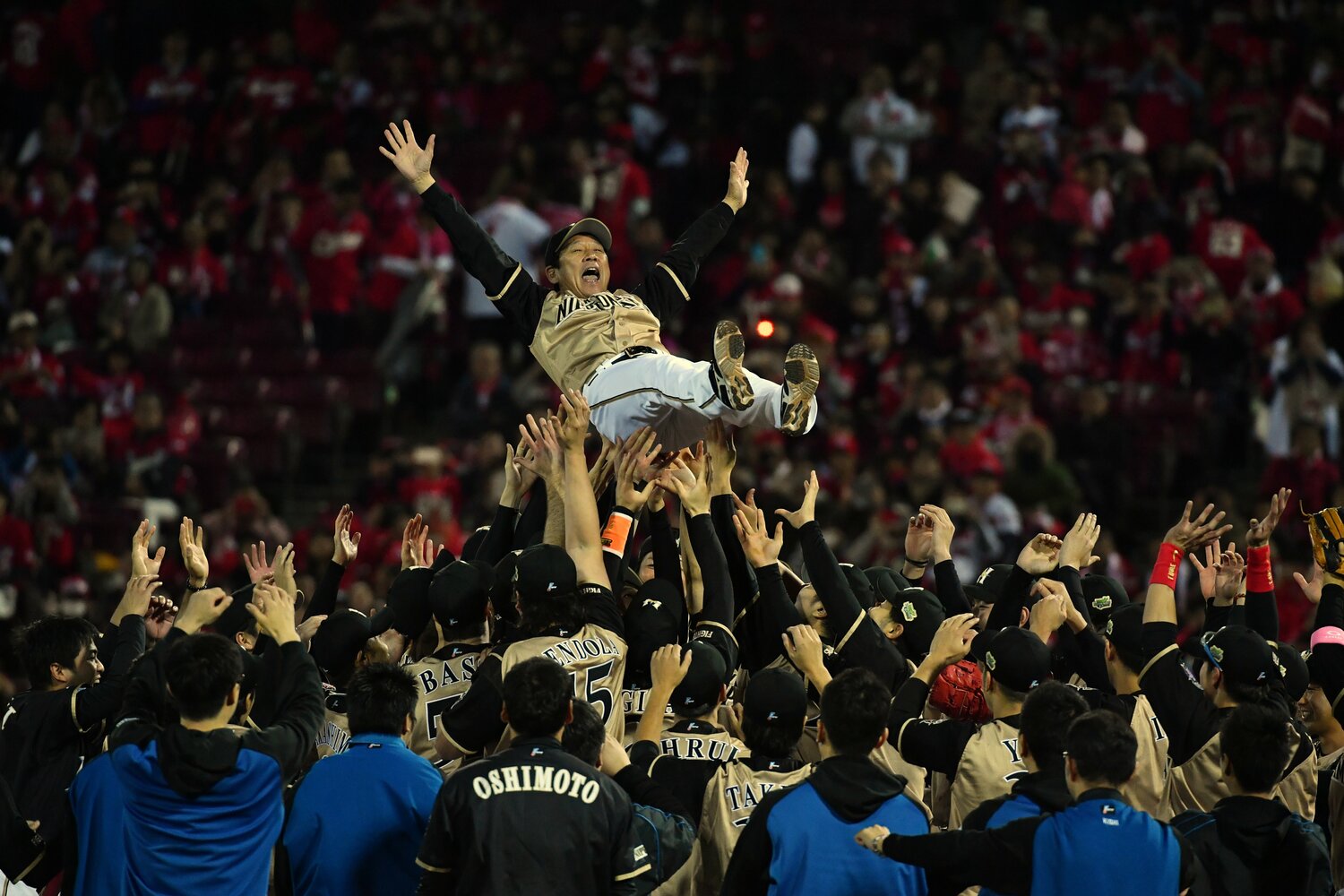 2016年の日本シリーズを制して胴上げされる栗山監督　©︎Hideki Sugiyama