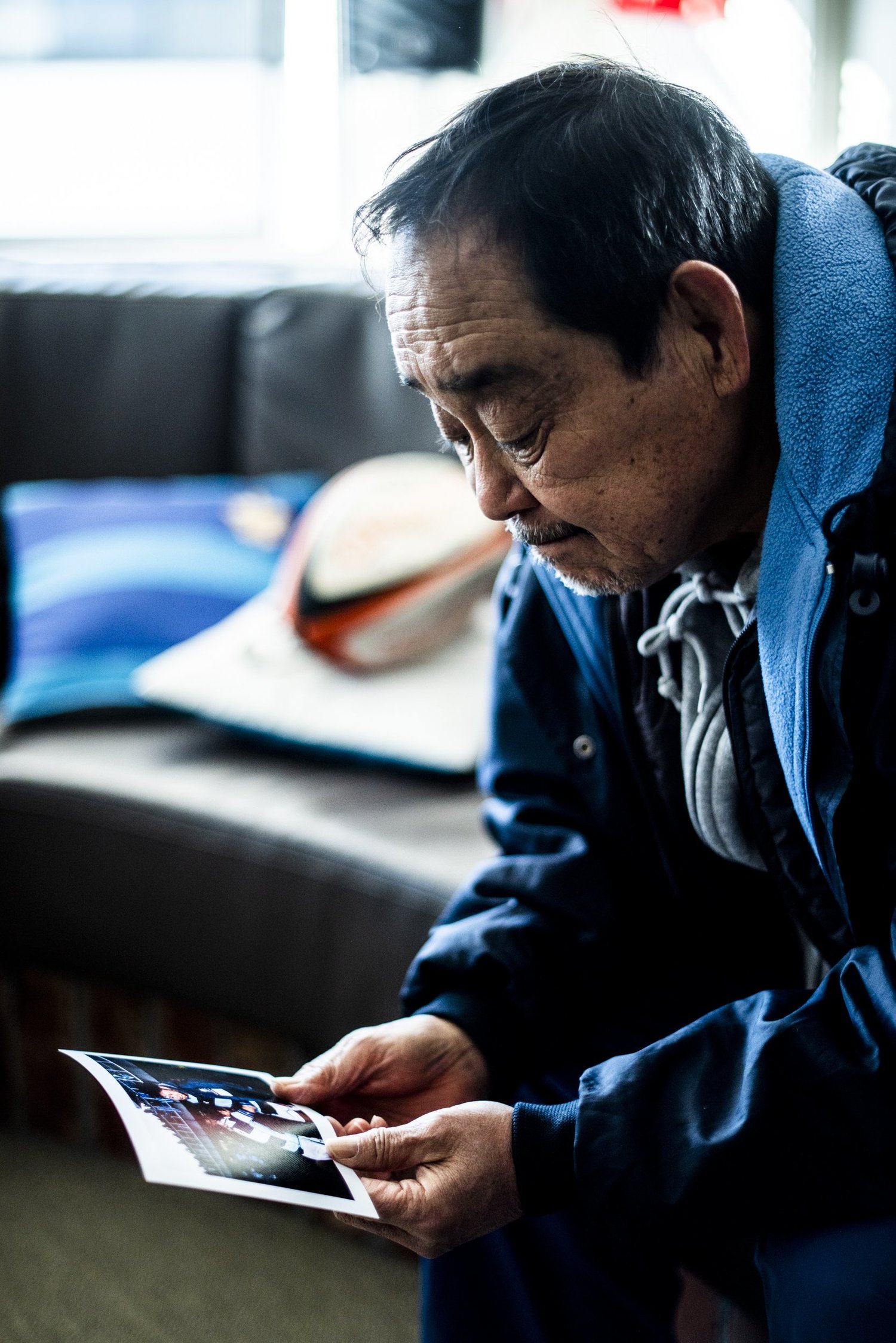 陥落決定直後の稲垣の写真を見つめる　©Atsushi Kondo