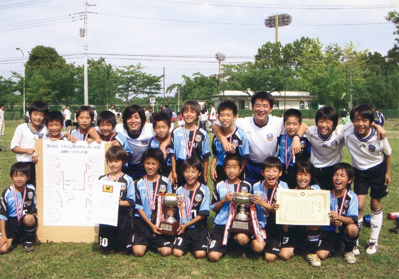 川崎フロンターレU12時代の三笘（前列右から５番目）、岸（同3番目）、高崎（後列右から４番目）／岸提供