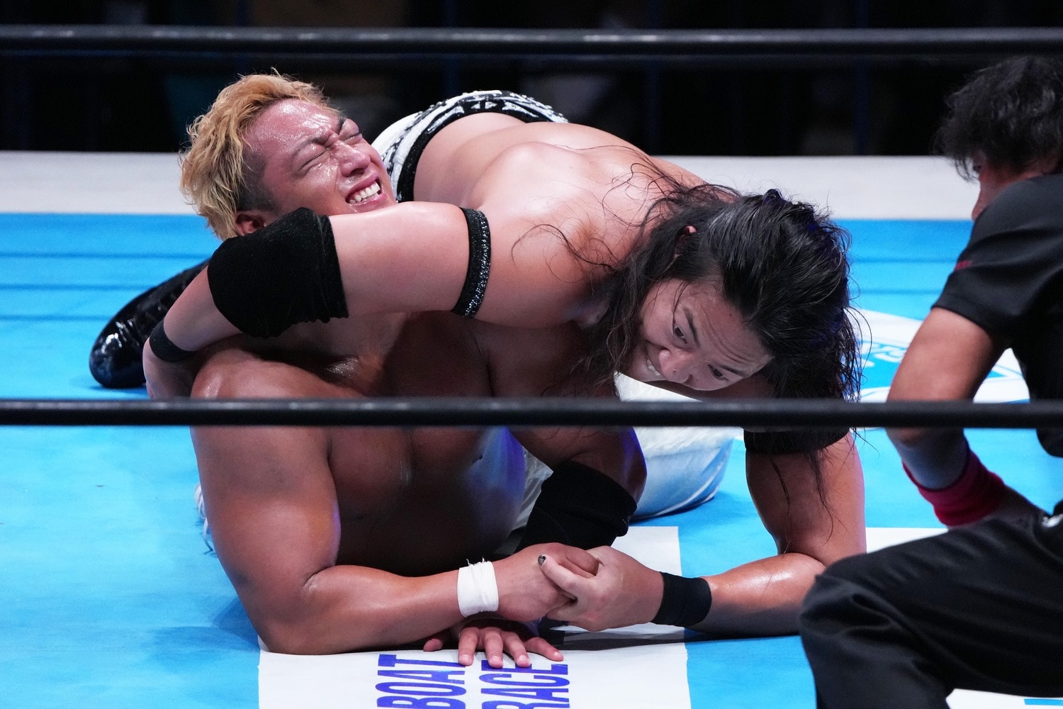 グラウンドで海野翔太を攻める竹下幸之介　©Essei Hara