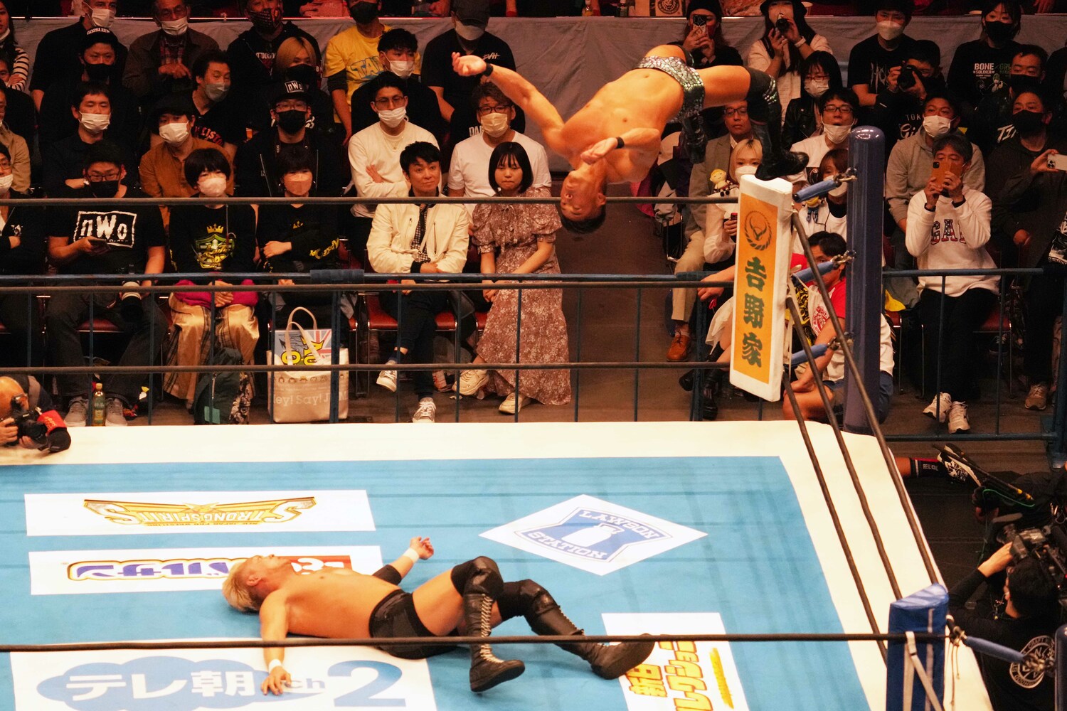 4月8日の両国国技館。SANADAのムーンサルトプレス