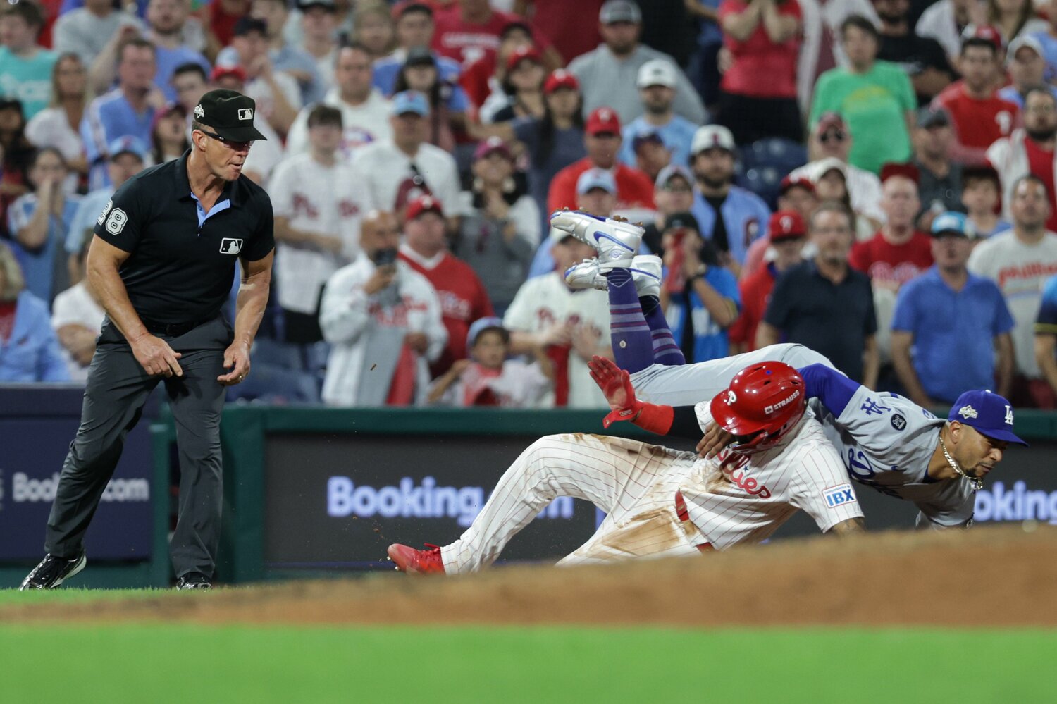 素早く三塁カバーに入っていたベッツが、マンシーからの送球を受けて走者をタッチアウトにした決定的瞬間　©Getty Images