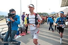 最初のエイドを飛び出していくジュリアン・ショリエ。昨年優勝の実力者だ。