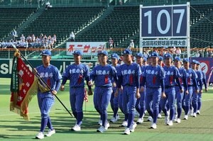 ド派手な青色ストライプ、1年生を主将に抜擢…でも髪型は丸刈りのワケは？ 甲子園初出場・青藍泰斗の“超異質”な柔軟性 監督は「昭和気質もある」27歳