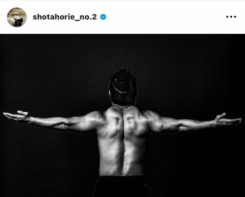 自身のInstagramにアップした、鍛え続ける背中・首周りの筋肉