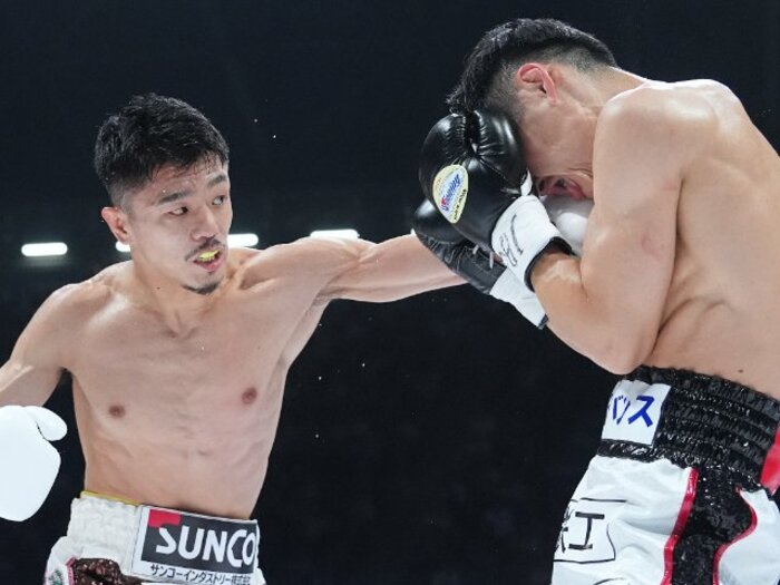 「中谷潤人の強打をモロに…」西田凌佑の“敗因”は何だったのか？ バッティングでも脱臼でもなく…長谷川穂積がズバリ指摘「もう少し頭を振っていれば」＜Number Web＞ photograph by Naoki Fukuda