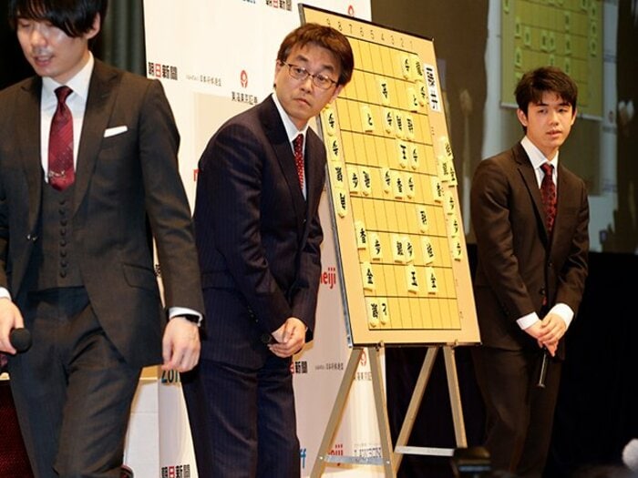 ＜51歳に＞羽生善治九段から「“あの芸をやっていたね”って」…中村太地七段＆佐藤紳哉七段が知る“普段の優しい姿”って？＜Number Web＞ photograph by Tadashi Shirasawa