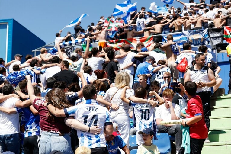 熱狂的サポーターの中にもTAKEユニホーム　©Daisuke Nakashima