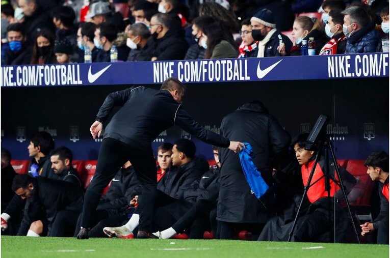 久保建英が“鉄壁アトレティコDF”をミスらせた　今季初ゴール写真に感じる「タケの厄介さ」とは〈撮影者の視点〉(21)