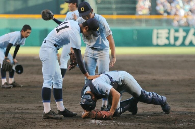 2018年夏、林優樹と2年生バッテリーを組んだ近江の有馬諒。金足農の2ランスクイズでサヨナラ負けを喫し、グラウンドに崩れ落ちた ／ photograph by JIJI PRESS