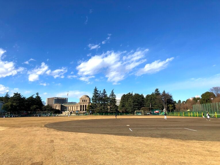 奥に見える建物は「聖徳記念絵画館」　敷地内の駐車場は草野球プレイヤーも愛用　photograph by Kenichiro Tazawa