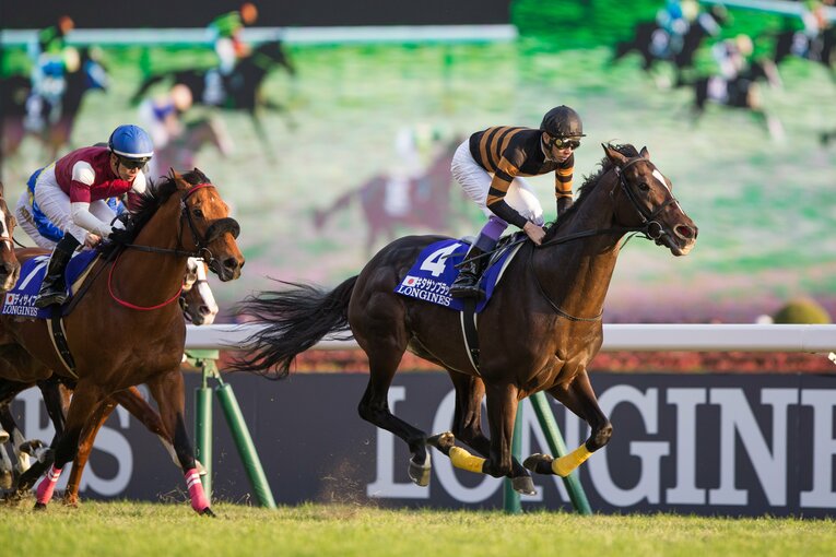 ゆったりとした長手綱で折り合いをつける武豊。操縦には高い技術が要求される　©Getty Images