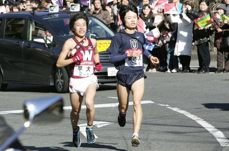 2009年箱根駅伝で東洋大のルーキー柏原竜二（右）と競りあった早大・三輪真之 ／ photograph by JIJI PRESS