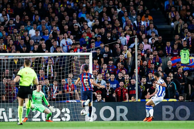 今季9点目！ 久保建英が凄まじい「バルサ撃破ドリブル、ブスケッツ退団・優勝セレモニーが同時に」カメラマンが見た“美しいカンプノウの夜”(12)