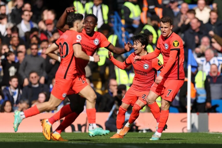 4月15日のチェルシー戦、エンシソのゴラッソが決まり喜ぶ三笘　©Getty Images