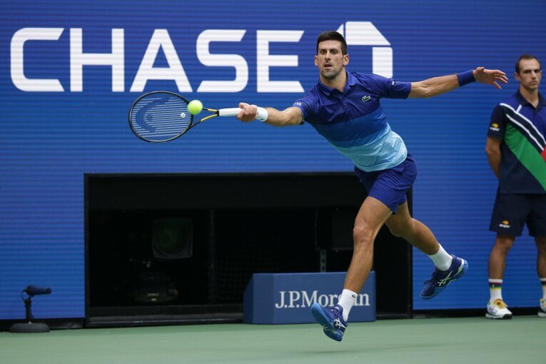 メドベージェフの深く重いショットに対応しようとするジョコビッチだったが……　©Mano Hiromasa