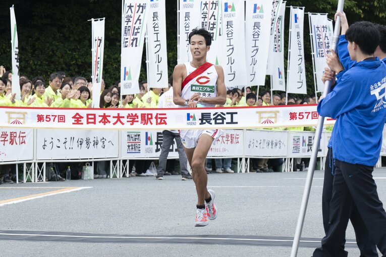 アンカー溜池の好走もあり全日本は2位に食い込んだ中大　©Tadashi Hosoda