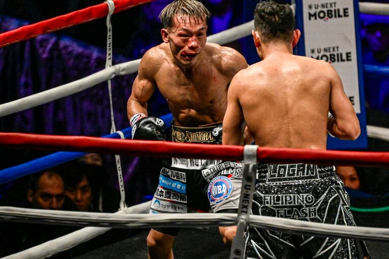 血を舐めてドネアと向かい合う　©Takuya Sugiyama