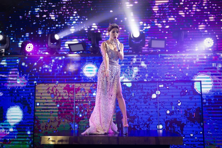 圧倒的な歌唱力で存在感を放ち、バーレスク東京のリーダーも務めるMiiさん