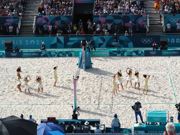 試合の合間のパフォーマンス　©JMPA