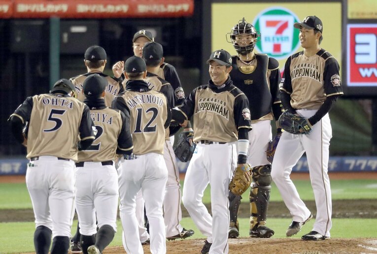 3月27日楽天戦、今季初勝利に喜ぶ日本ハムナイン　©︎Sankei Shimbun