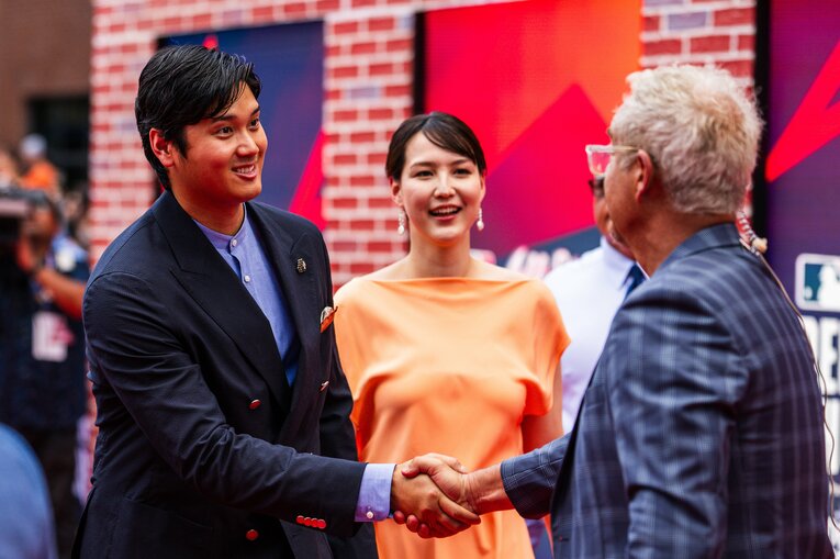 【“テレビに映らない”翔平＆真美子さんの球宴レッドカーペット／全8枚】真美子夫人を颯爽とエスコート…写真はまだまだ続きます　©Getty Images