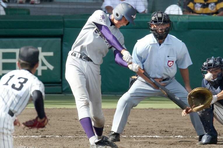 2011年夏の甲子園1回戦、帝京高の投手・石倉嵩也からタイムリーを放つ大谷翔平（花巻東高） ／ photograph by スポーツ報知／アフロ