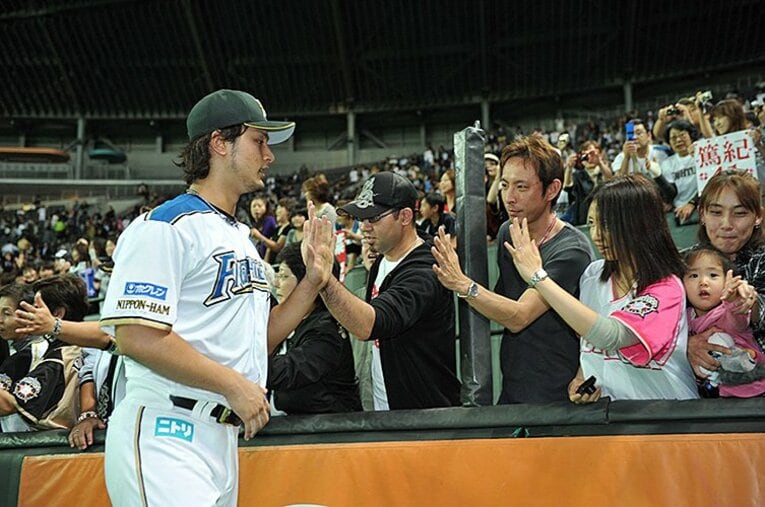 2011シーズン、ファンと喜びを共にする©Hideki Sugiyama