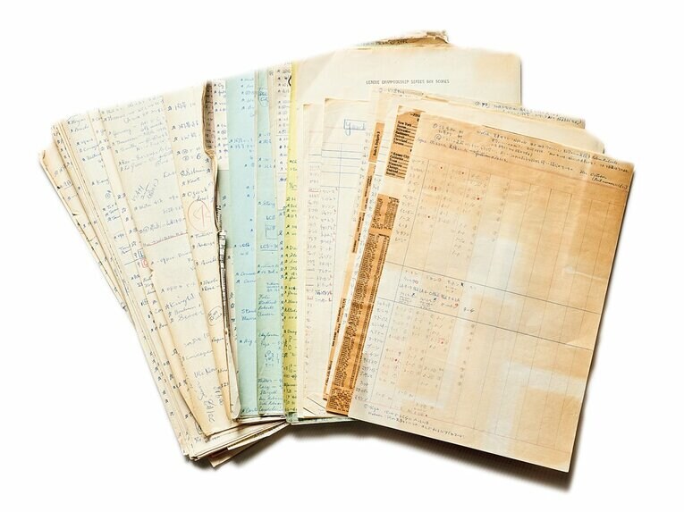 ワールドシリーズ中継のために岩佐さんが作成した手書きの資料にはみっちりと情報が書き込まれている　©Yuki Suenaga