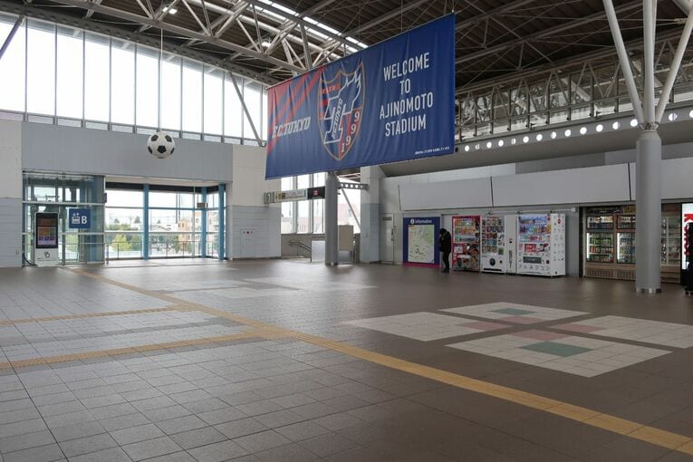 平日の昼間、飛田給駅に人はまばらだった