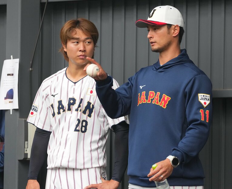 ブルペンでダルビッシュの話を聞く高橋宏斗　©Sankei Shimbun