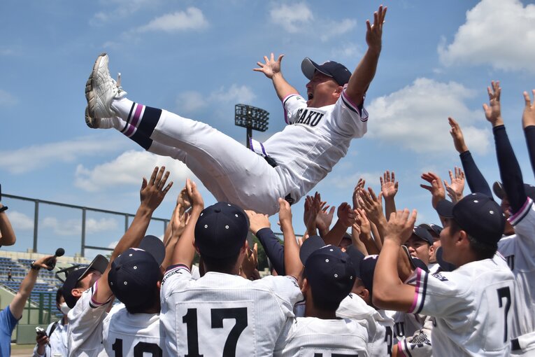 栃木大会を制し、胴上げされる柄目監督。県大会では計6投手が登板した　©JIJI PRESS