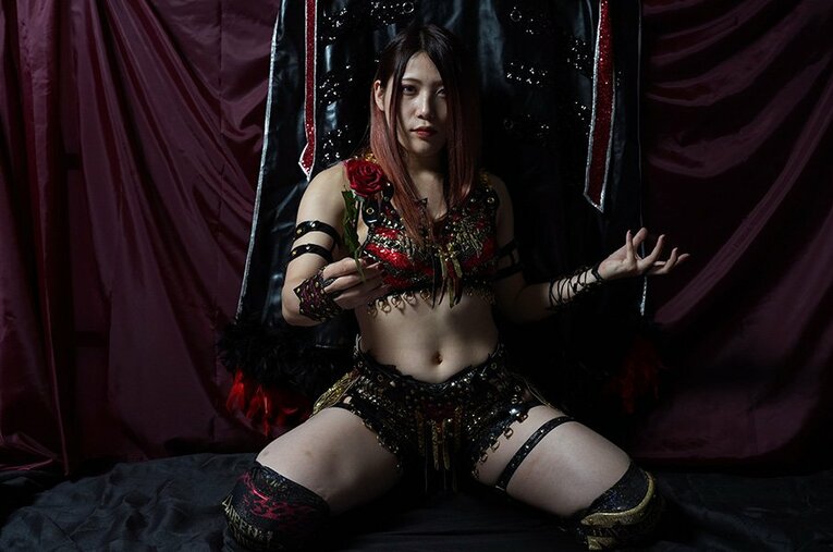 赤いベルトを持つスターダムの女王、林下詩美は、幼少期を振り返りながらプロレスラーとしての強さの秘密を語った ／ photograph by Essei Hara