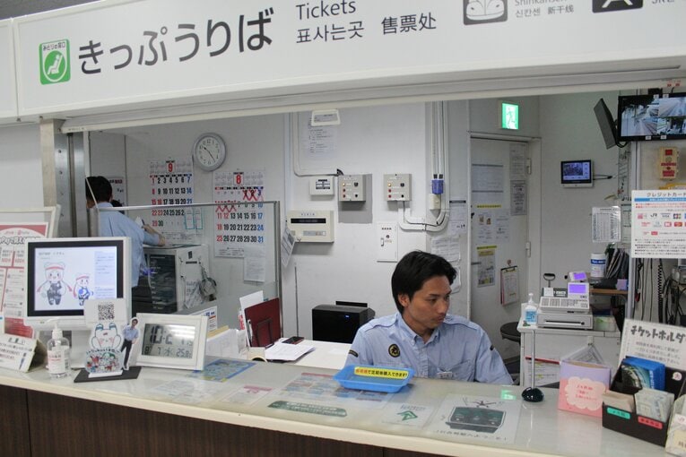 香椎駅で勤務する鈴木匡哉さん　©Katsuharu Uchida