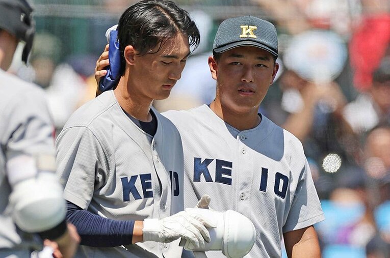 2023年夏の甲子園で、チームメートの首を冷やす慶応の清原勝児（当時） ／ photograph by JIJI PRESS