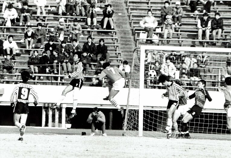 同じく1986年度の選手権。準決勝で澤登正朗のCKに合わせて先制点を挙げた平澤（当時高2）【2枚目／全2枚】　©Hidetake Murata