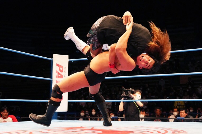 内藤哲也をフロント・スープレックスで投げる安齊勇馬