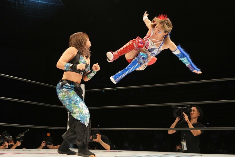 葉月にドロップキックを放つ岩谷麻優　©Essei Hara