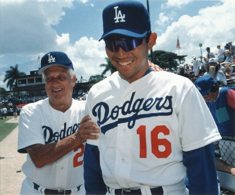 ラソーダから声をかけられはにかむ野茂　©AFLO