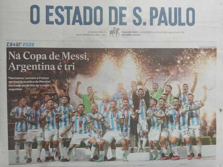 「メッシのW杯で、アルゼンチンが3度目の優勝」（ブラジルの日刊紙『オ・エスタード・デ・サンパウロ』1面）