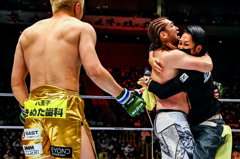 2021年の大晦日『RIZIN.33』で久保優太から一本勝ちを収め、大喜びするシバター。試合後に「事前交渉」が発覚し八百長騒動にまで発展したが、榊原信行CEOは両者に処分を下さない方針を示した ／ photograph by RIZIN FF Susumu Nagao