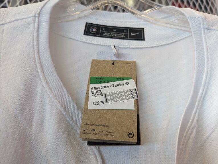 レプリカユニフォームは232ドル＝約3万5000円　©Aki