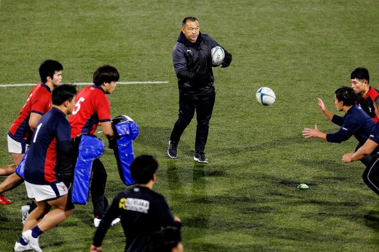 京産大ではGMという肩書ながら、グラウンドレベルでしっかりと練習にコミットしている　©Kiichi Matsumoto