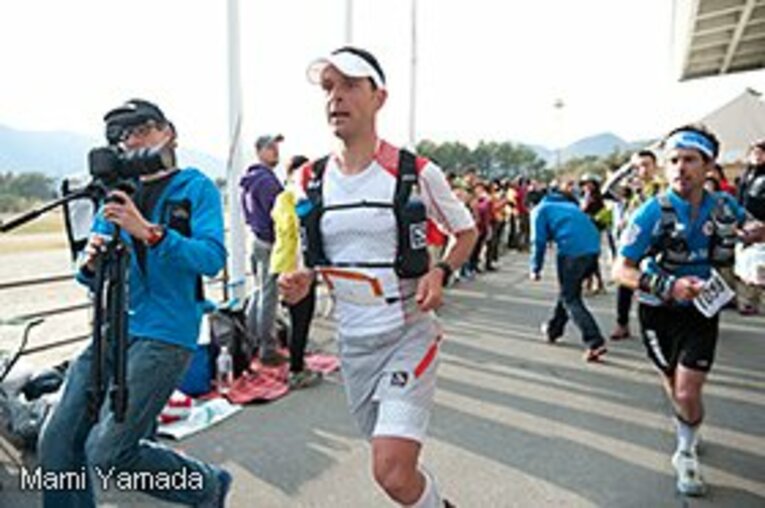 最初のエイドを飛び出していくジュリアン・ショリエ。昨年優勝の実力者だ。