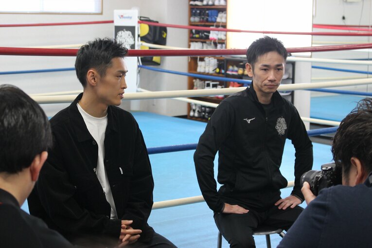 王座統一戦に向けて意気込みを語る西田凌佑（左）と武市晃輔トレーナー　©︎NumberWeb