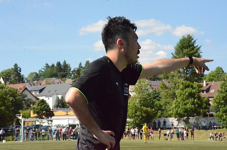 岡崎慎司が設立した「FCバサラ・マインツ」で指揮を執る山下喬。ドイツの地で知られざる快挙を成し遂げている。 ／ photograph by Takashi Yamashita