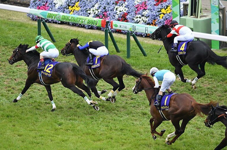 ヴェロックス、ダノンキングリーと横一線となったゴール前だったが、サートゥルナーリアが1枚上手だった。 ／ photograph by Keiji Ishikawa