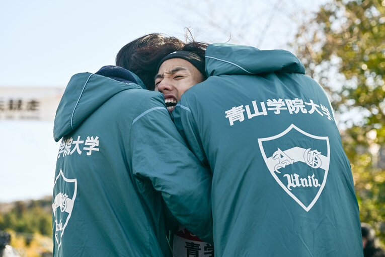 レース後、チームメイトの腕に飛び込む黒田　©Nanae Suzuki